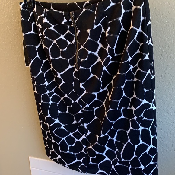 Macy’s Alfani Petite Animal Print skirt - Picture 3 of 6